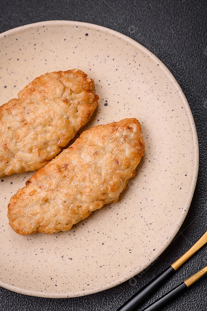 Deliciosos peixes picados fritos frescos ou costeletas de frango