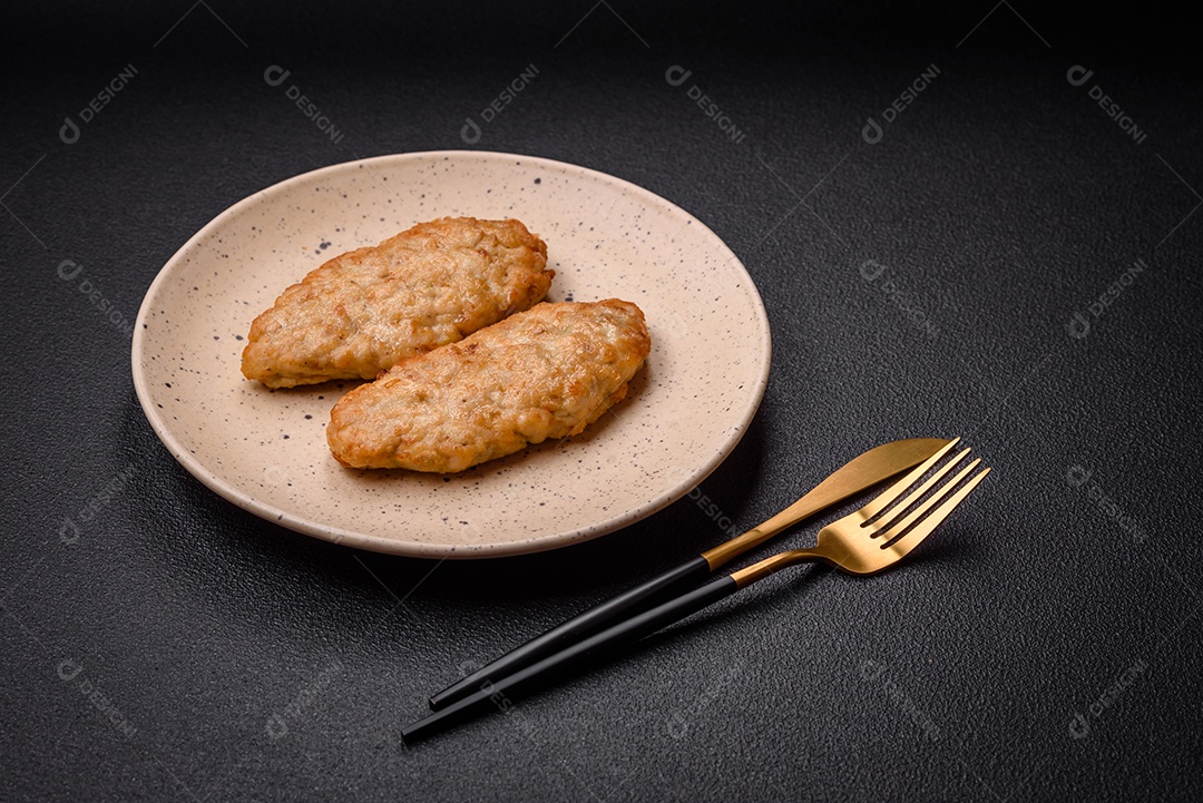 Deliciosos peixes picados fritos frescos ou costeletas de frango