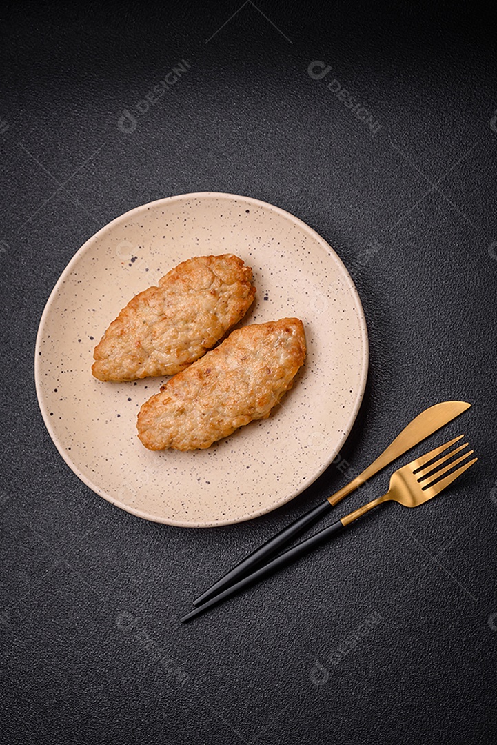 Deliciosos peixes picados fritos frescos ou costeletas de frango