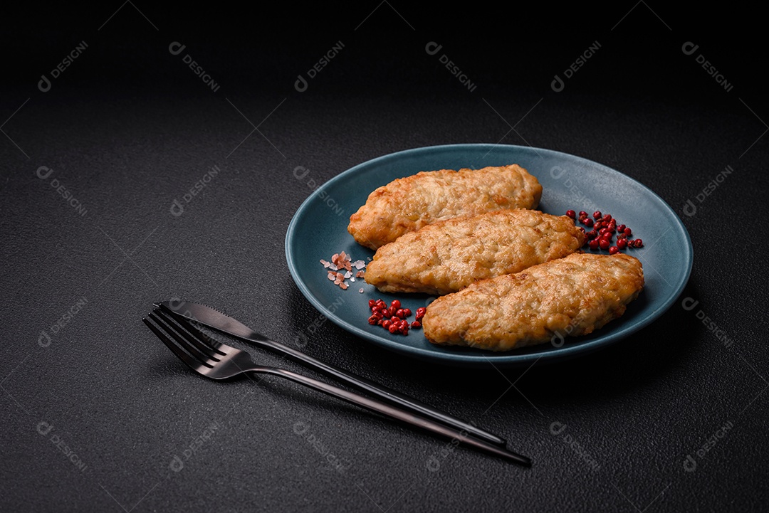 Deliciosos peixes picados fritos frescos ou costeletas de frango