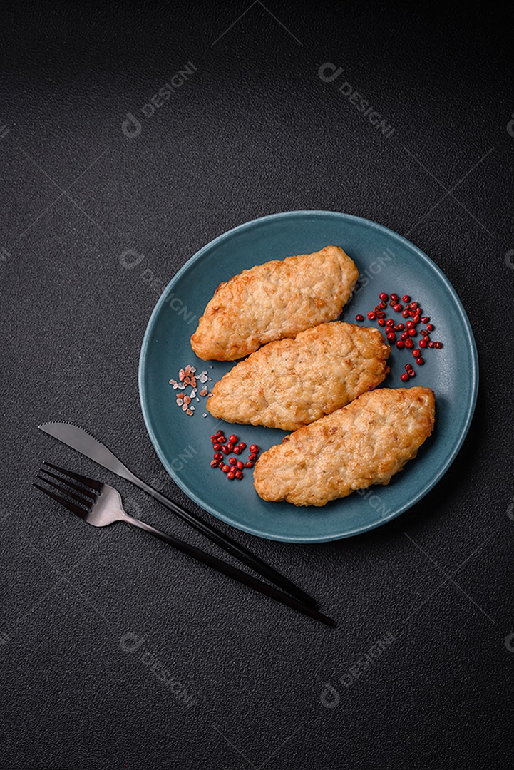 Deliciosos peixes picados fritos frescos ou costeletas de frango