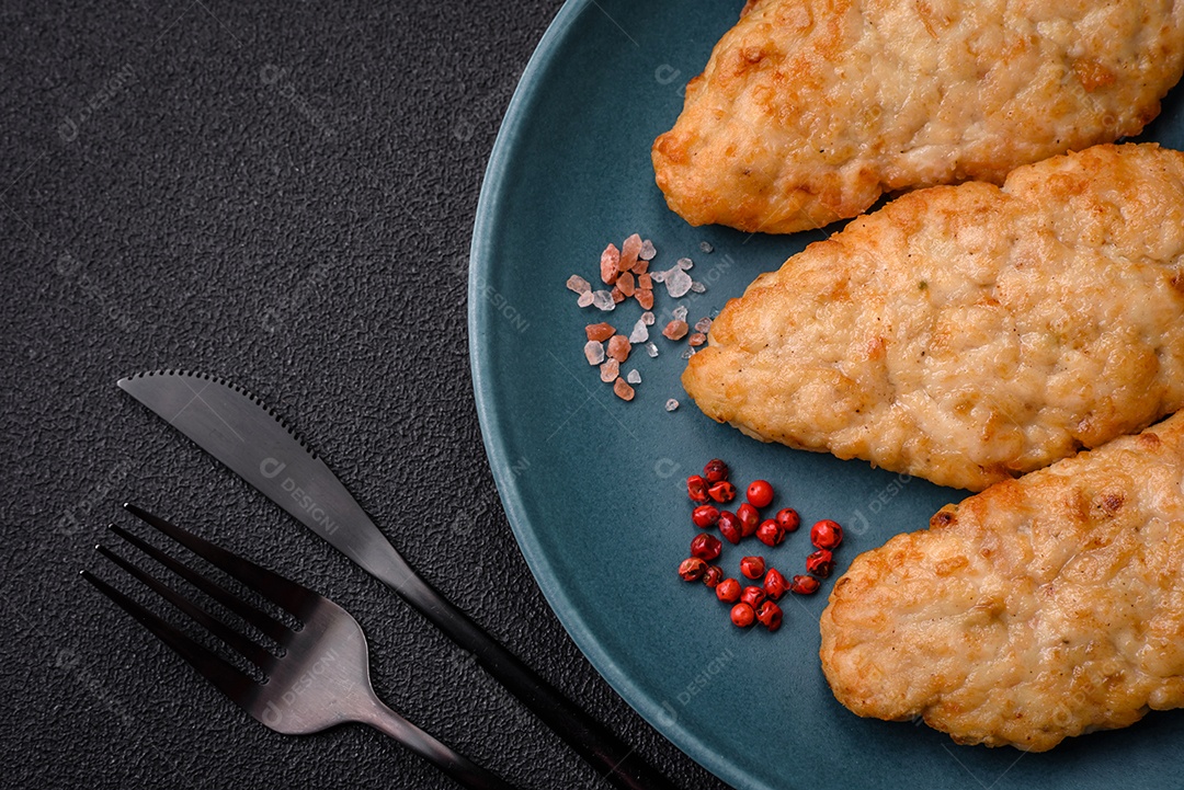 Deliciosos peixes picados fritos frescos ou costeletas de frango