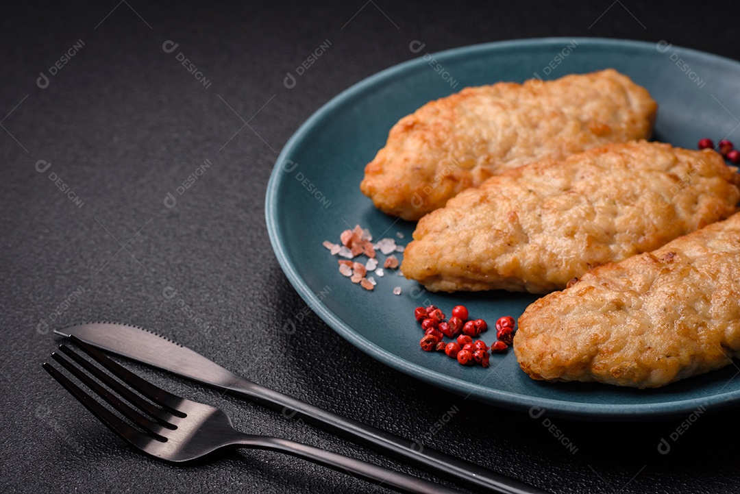 Deliciosos peixes picados fritos frescos ou costeletas de frango