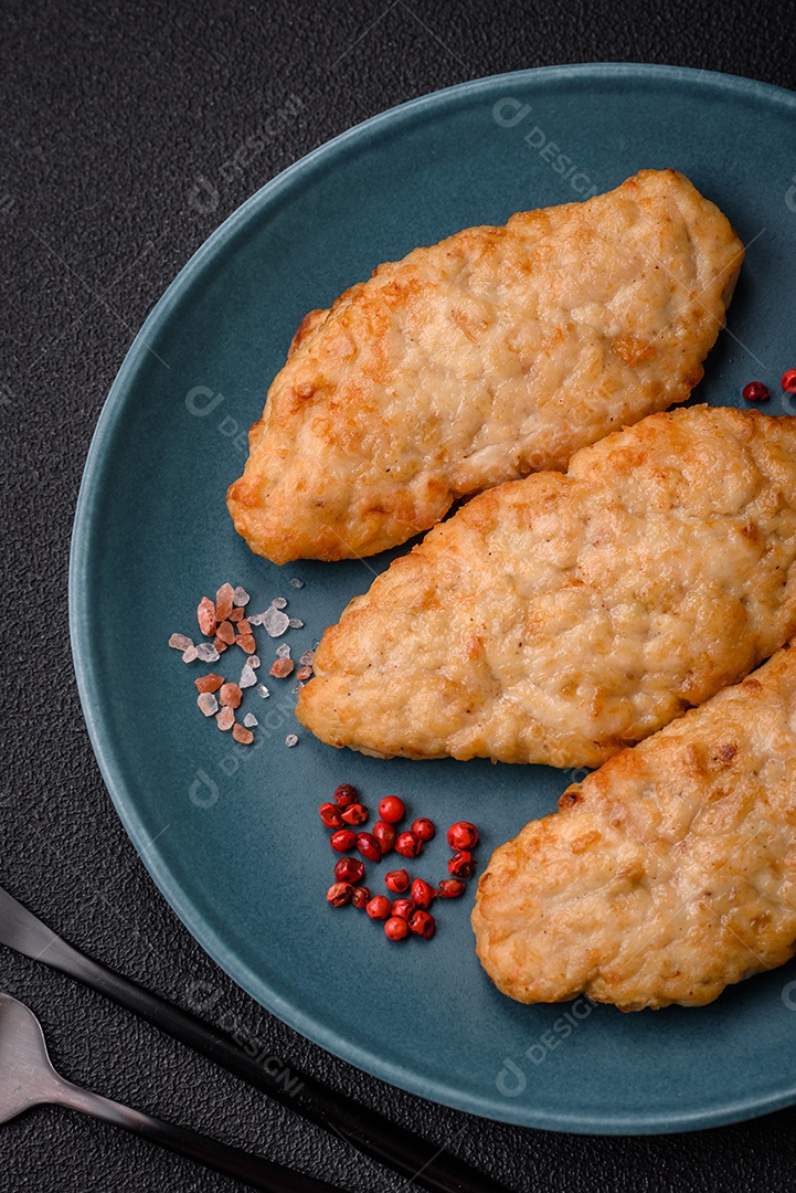 Deliciosos peixes picados fritos frescos ou costeletas de frango