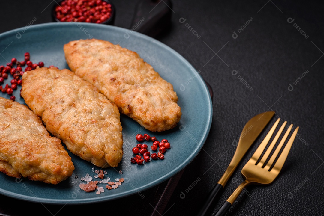 Deliciosos peixes picados fritos frescos ou costeletas de frango