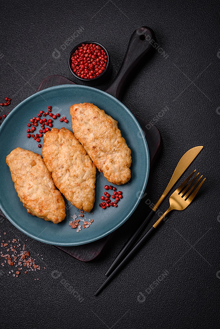 Deliciosos peixes picados fritos frescos ou costeletas de frango