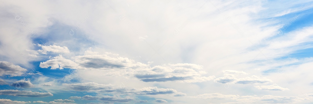Lindas nuvens brancas contra o fundo do céu antes de uma tempestade num dia quente de verãoLindas nuvens brancas contra o fundo do céu antes de uma tempestade num dia quente de verão