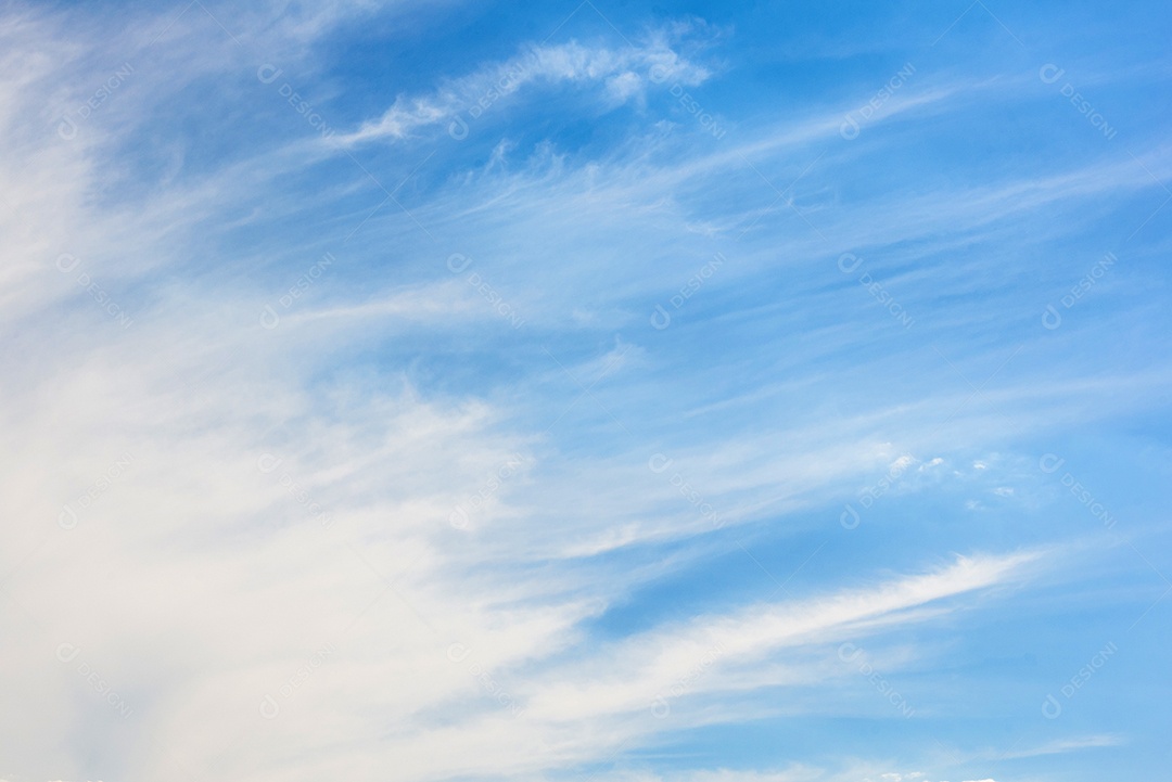 Lindas nuvens brancas contra o fundo do céu antes de uma tempestade num dia quente de verão