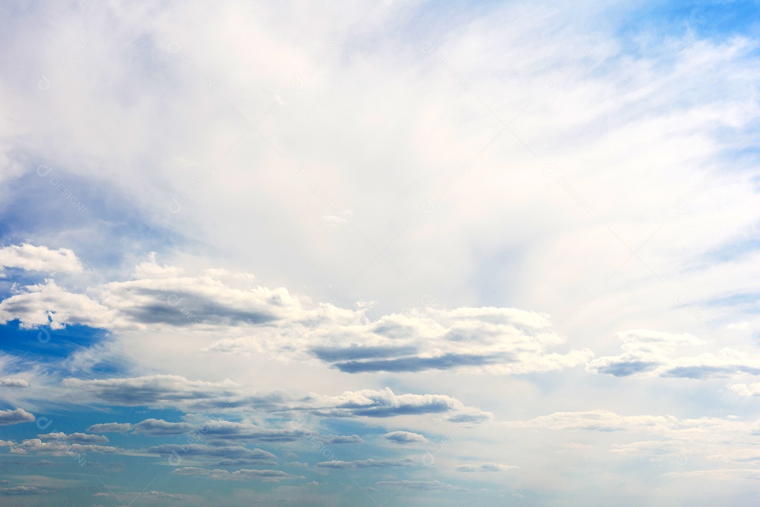 Lindas nuvens brancas contra o fundo do céu antes de uma tempestade num dia quente de verão