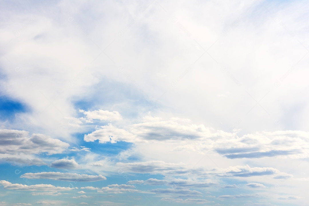 Lindas nuvens brancas contra o fundo do céu antes de uma tempestade num dia quente de verão