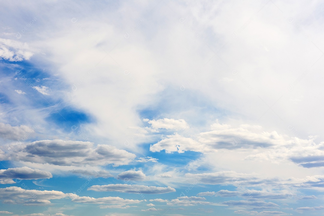 Lindas nuvens brancas contra o fundo do céu antes de uma tempestade num dia quente de verão