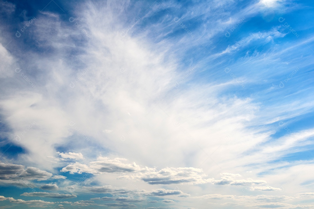 Lindas nuvens brancas contra o fundo do céu antes de uma tempestade num dia quente de verão