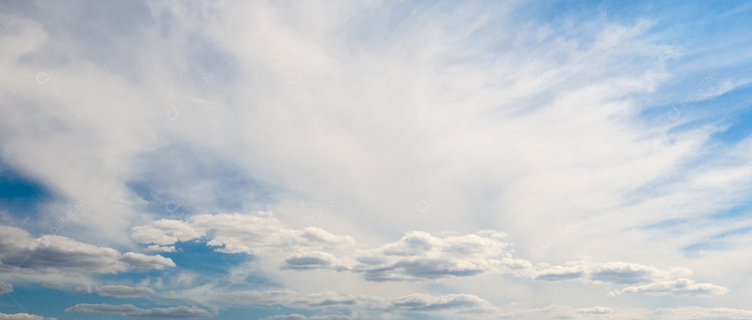 Lindas nuvens brancas contra o fundo do céu antes de uma tempestade num dia quente de verão