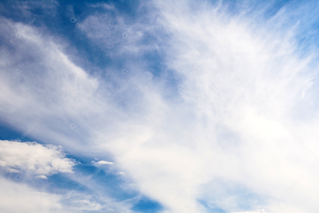 Lindas nuvens brancas contra o fundo do céu antes de uma tempestade num dia quente de verão