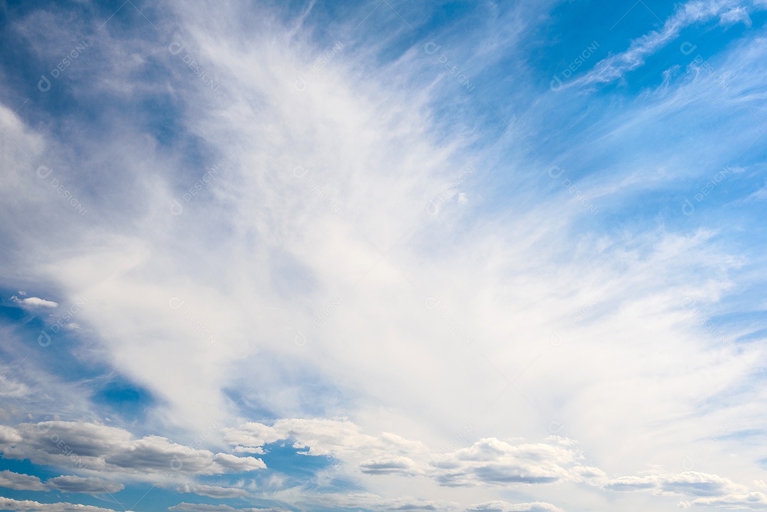 Lindas nuvens brancas contra o fundo do céu antes de uma tempestade num dia quente de verão