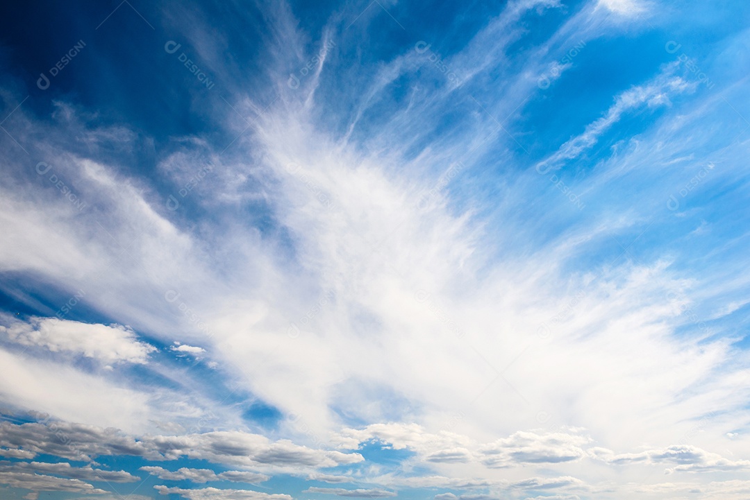 Lindas nuvens brancas contra o fundo do céu antes de uma tempestade num dia quente de verão