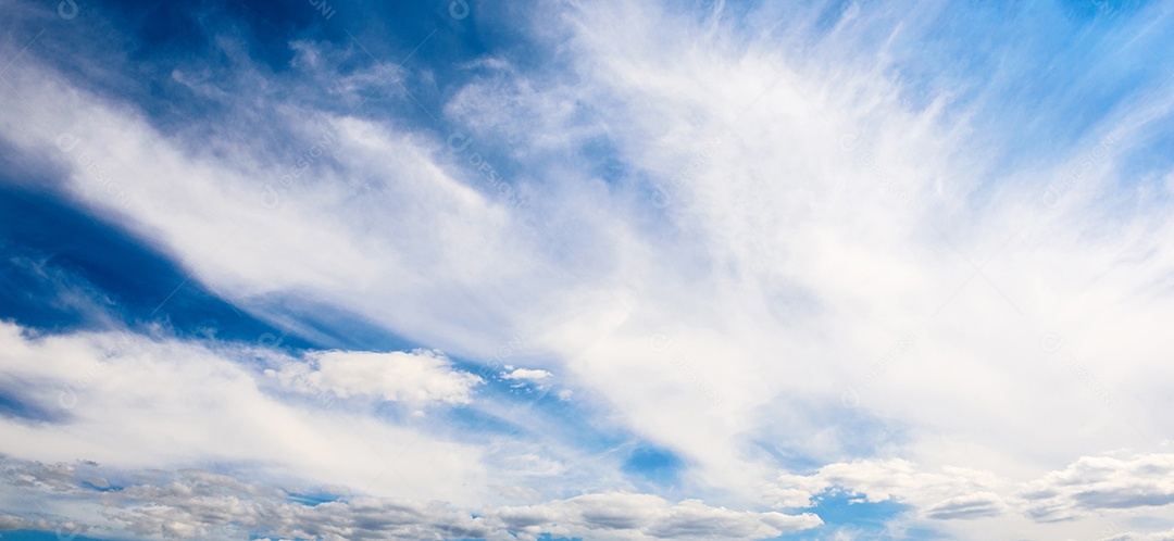 Lindas nuvens brancas contra o fundo do céu antes de uma tempestade num dia quente de verão