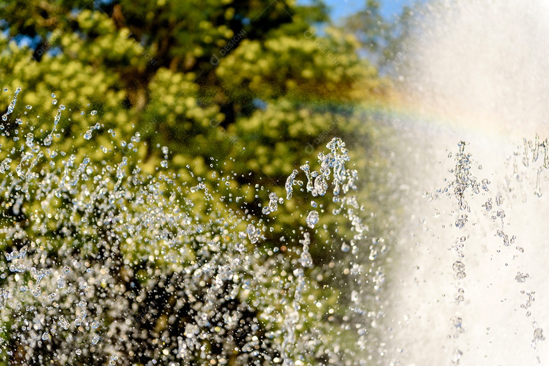 Gotas turvas de uma fonte de água, luz desfocada, desfoque bokeh