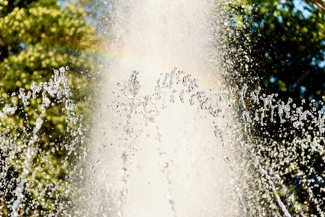 Gotas turvas de uma fonte de água, luz desfocada, desfoque bokeh