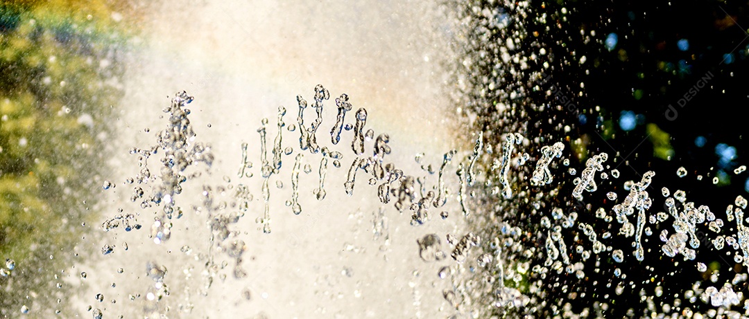 Gotas turvas de uma fonte de água, luz desfocada, desfoque bokeh