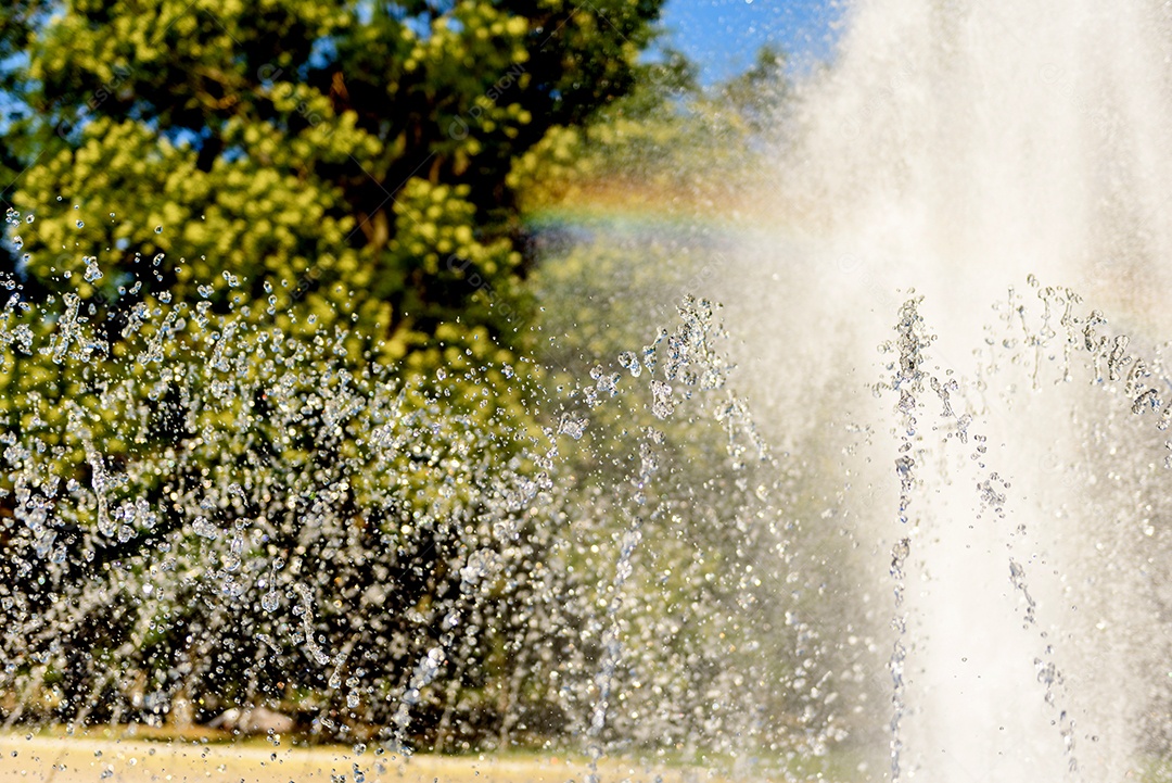 Gotas turvas de uma fonte de água, luz desfocada, desfoque bokeh