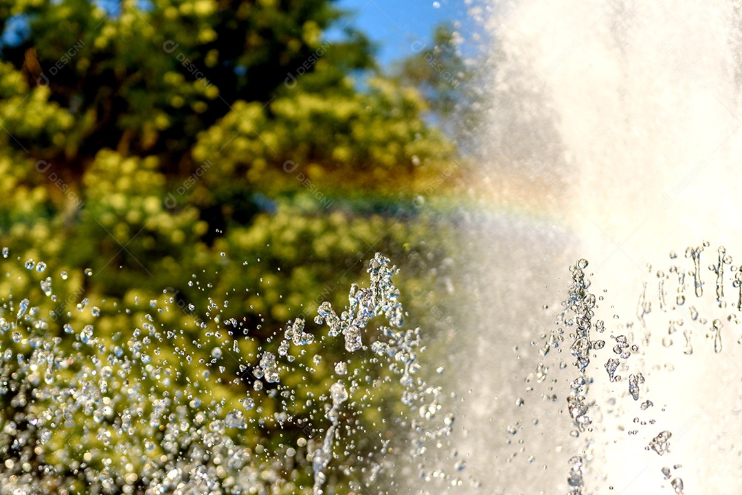 Gotas turvas de uma fonte de água, luz desfocada, desfoque bokeh