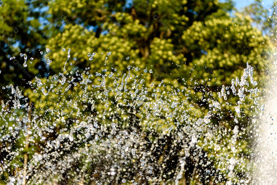 Gotas turvas de uma fonte de água, luz desfocada, desfoque bokeh