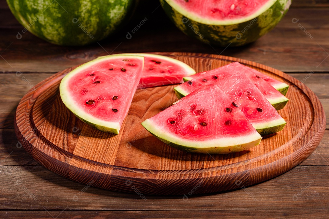 Melancia deliciosa fresca cortada com suco de hortelã e melancia. Colheita de melancia de verão