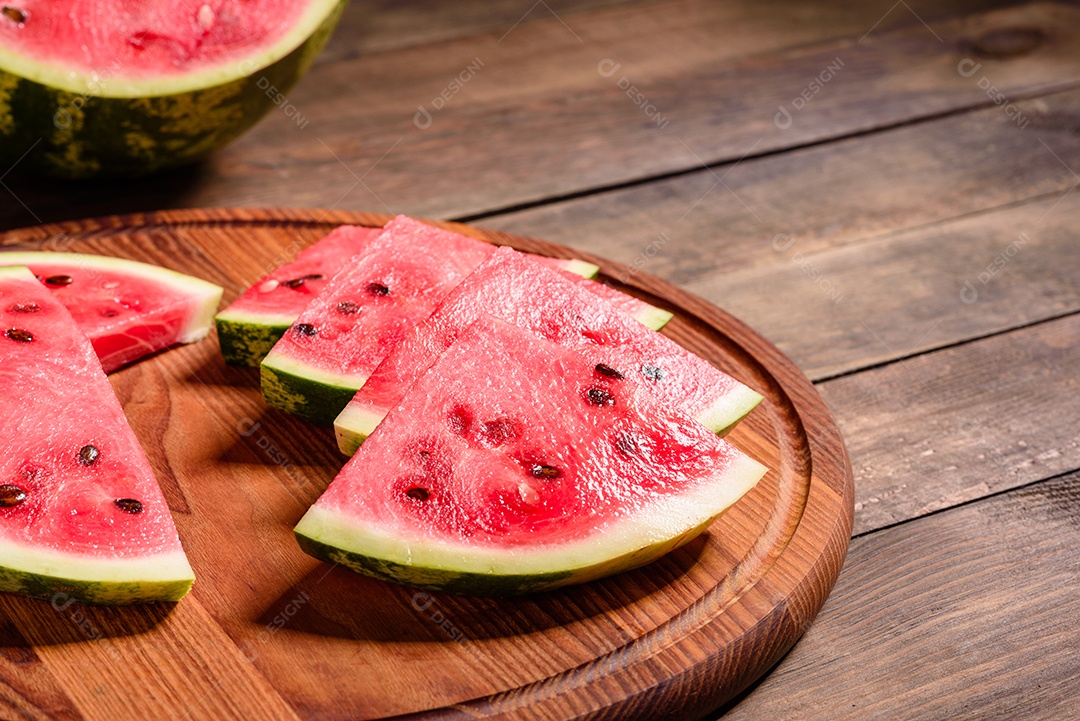 Melancia deliciosa fresca cortada com suco de hortelã e melancia. Colheita de melancia de verão