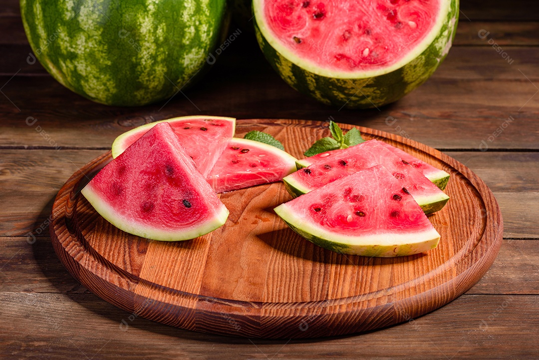 Melancia deliciosa fresca cortada com suco de hortelã e melancia. Colheita de melancia de verão