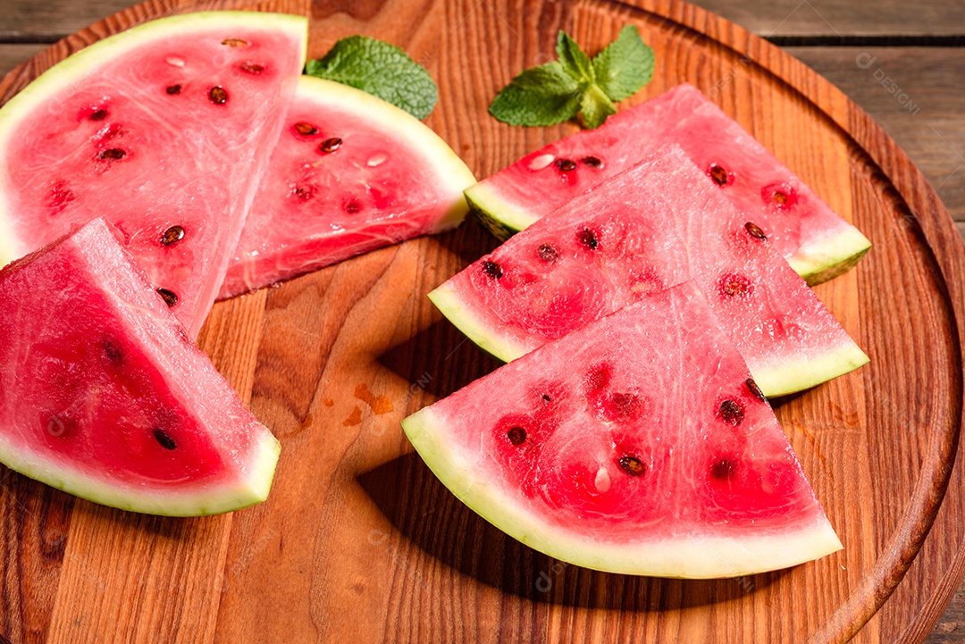 Melancia deliciosa fresca cortada com suco de hortelã e melancia. Colheita de melancia de verão