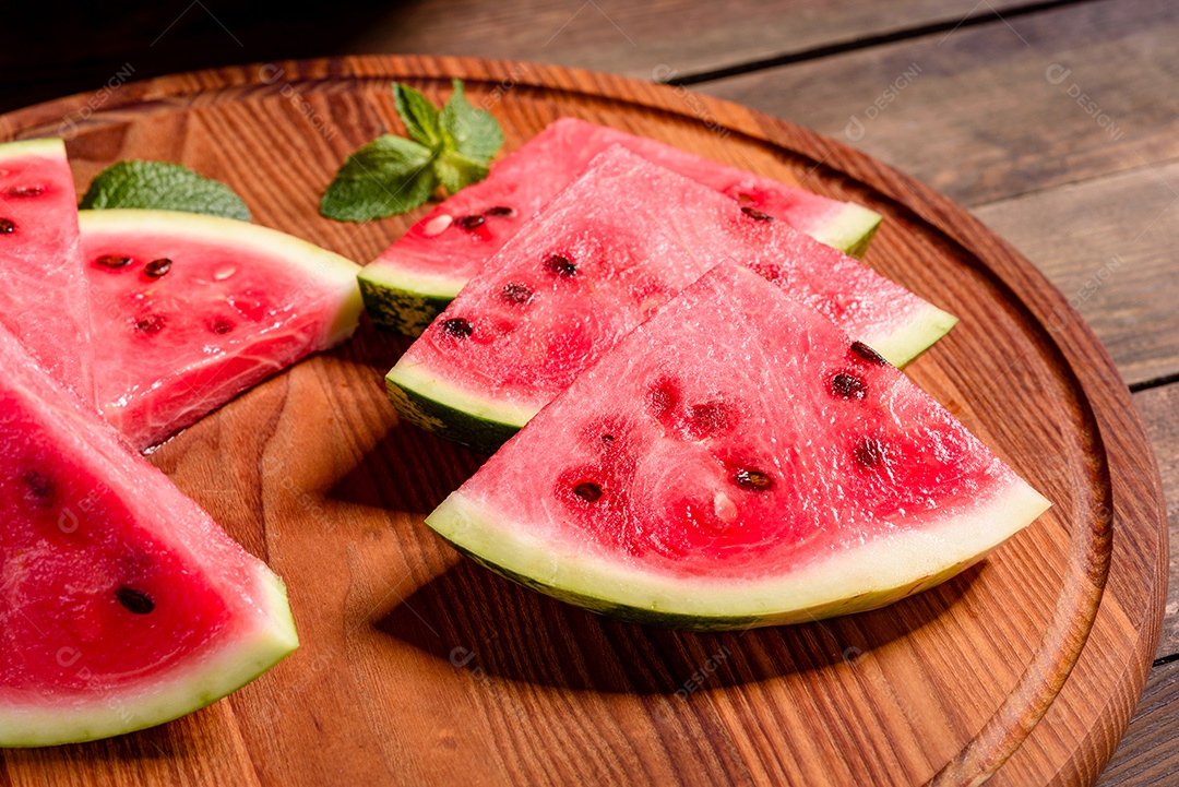 Melancia deliciosa fresca cortada com suco de hortelã e melancia. Colheita de melancia de verão