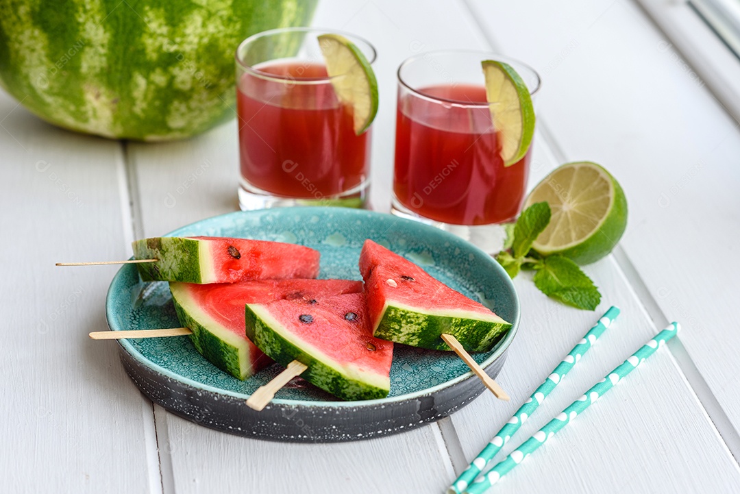 Melancia deliciosa fresca cortada com suco de hortelã e melancia. Colheita de melancia de verão