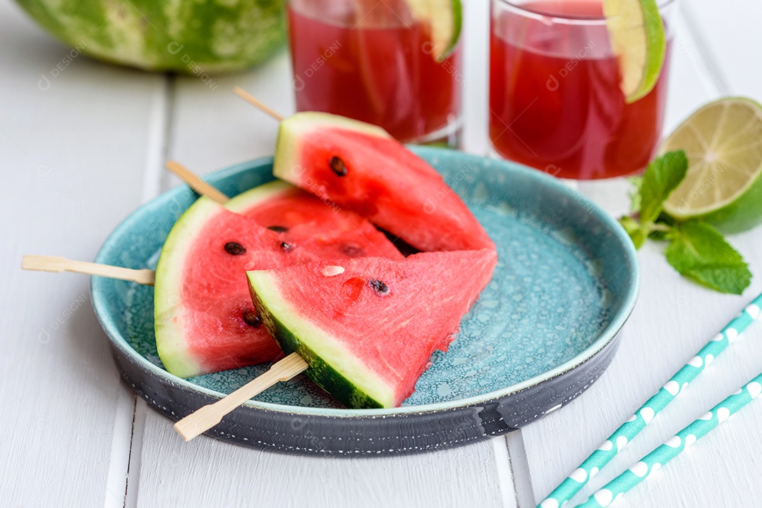 Melancia deliciosa fresca cortada com suco de hortelã e melancia. Colheita de melancia de verão