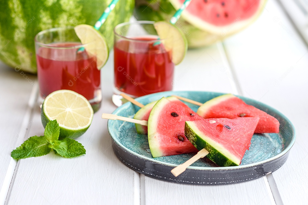 Melancia deliciosa fresca cortada com suco de hortelã e melancia. Colheita de melancia de verão