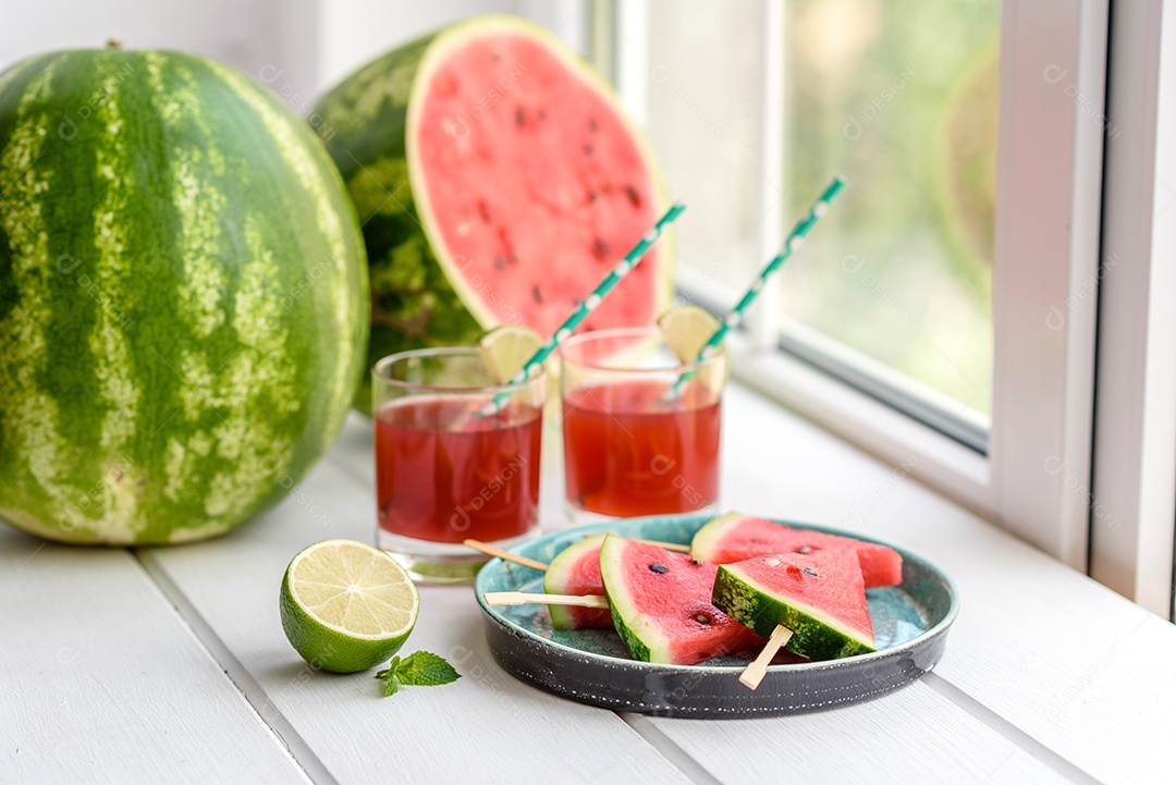 Melancia deliciosa fresca cortada com suco de hortelã e melancia. Colheita de melancia de verão