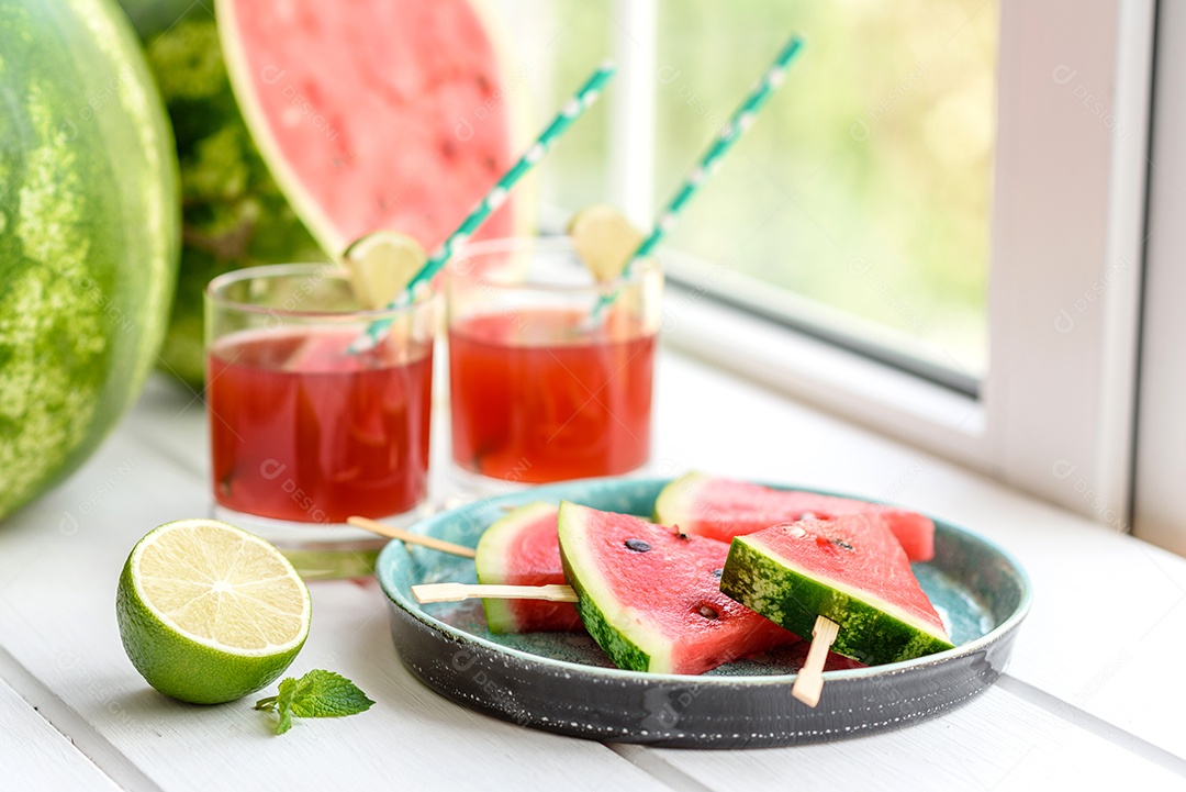 Melancia deliciosa fresca cortada com suco de hortelã e melancia. Colheita de melancia de verão