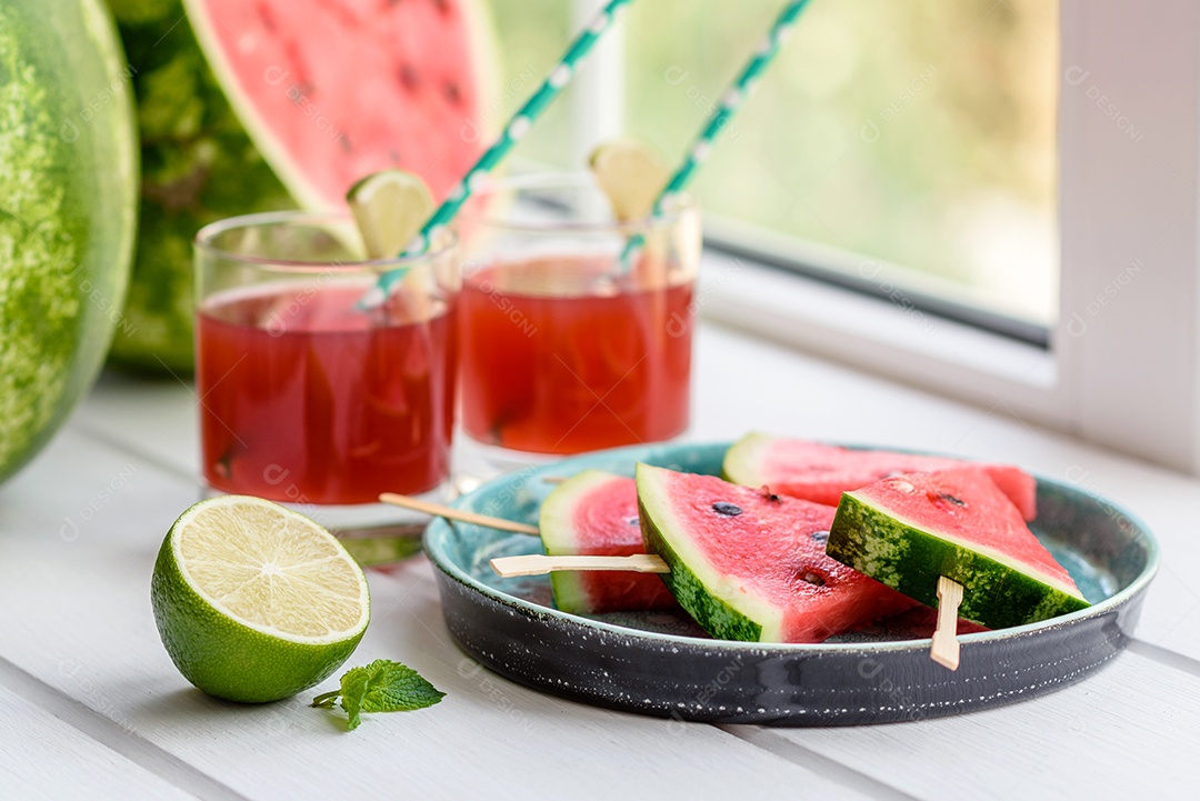 Melancia deliciosa fresca cortada com suco de hortelã e melancia. Colheita de melancia de verão