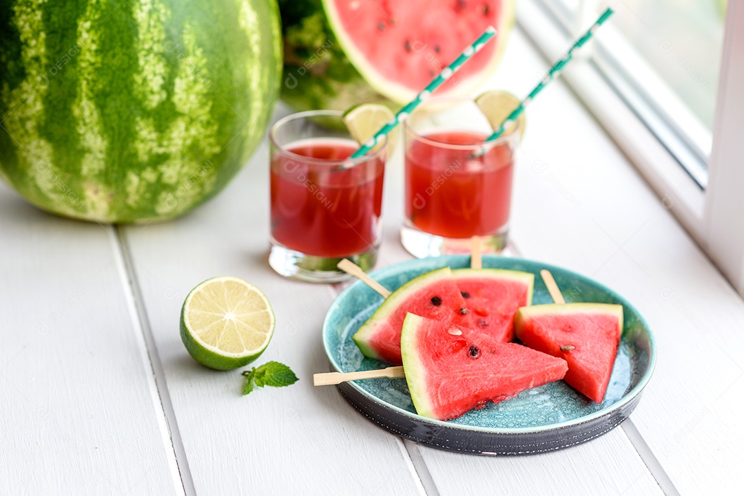 Melancia deliciosa fresca cortada com suco de hortelã e melancia. Colheita de melancia de verão