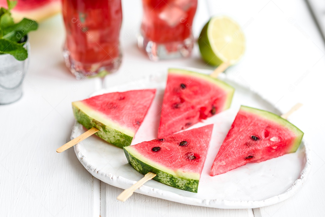 Melancia deliciosa fresca cortada com suco de hortelã e melancia. Colheita de melancia de verão