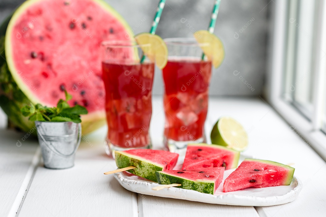 Melancia deliciosa fresca cortada com suco de hortelã e melancia. Colheita de melancia de verão