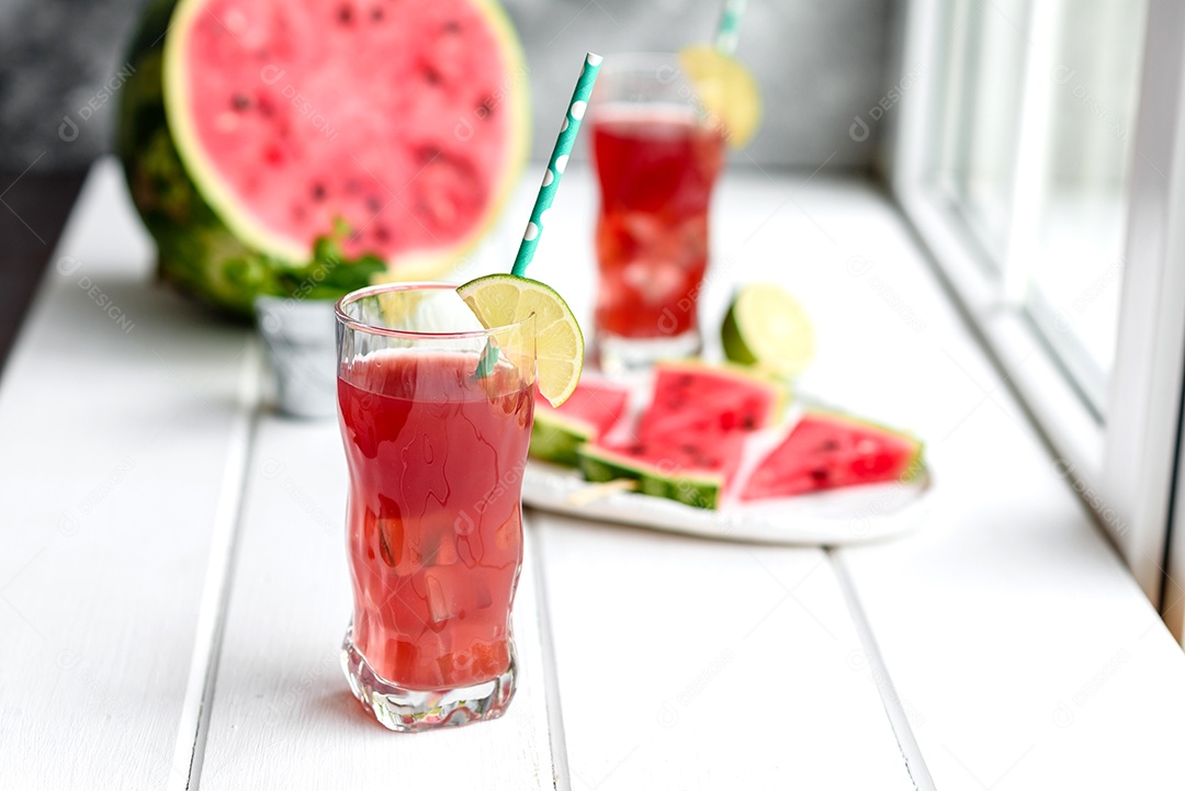 Melancia deliciosa fresca cortada com suco de hortelã e melancia. Colheita de melancia de verão