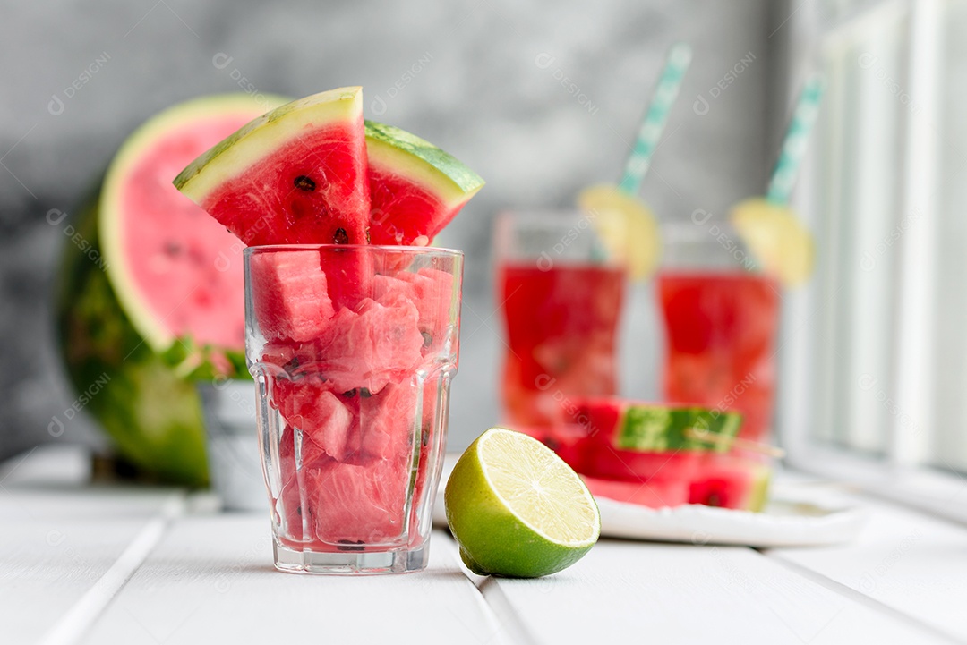 Melancia deliciosa fresca cortada com suco de hortelã e melancia. Colheita de melancia de verão