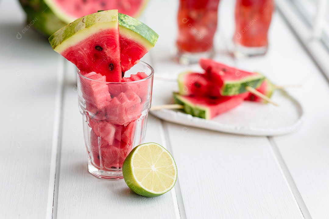 Melancia deliciosa fresca cortada com suco de hortelã e melancia. Colheita de melancia de verão