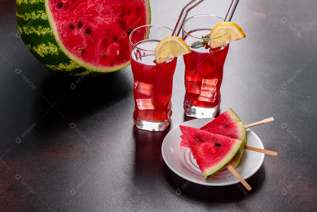 Melancia deliciosa fresca cortada com suco de hortelã e melancia. Colheita de melancia de verão