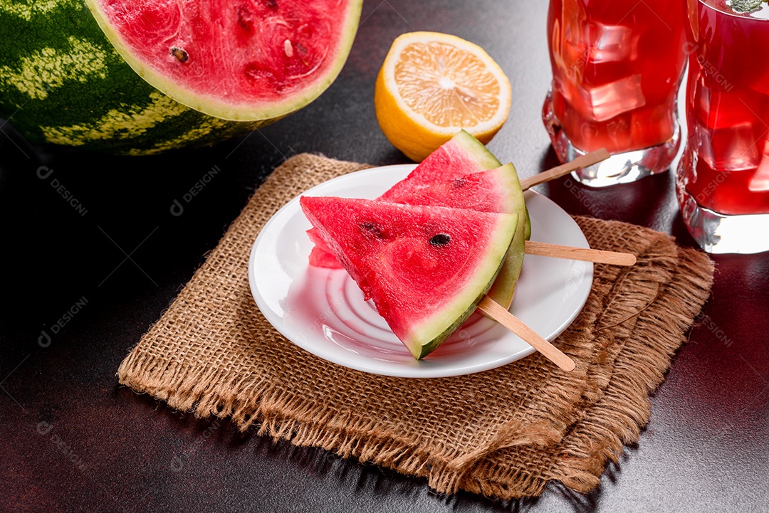 Melancia deliciosa fresca cortada com suco de hortelã e melancia. Colheita de melancia de verão