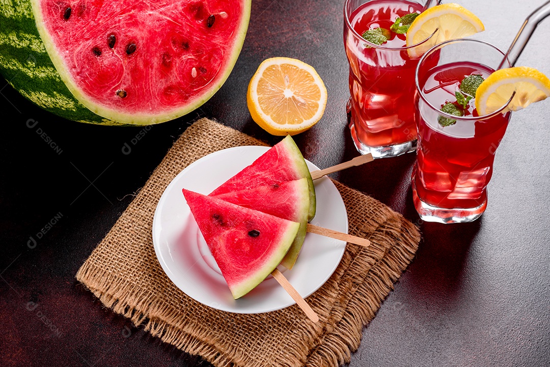 Melancia deliciosa fresca cortada com suco de hortelã e melancia. Colheita de melancia de verão