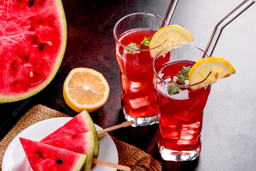 Melancia deliciosa fresca cortada com suco de hortelã e melancia. Colheita de melancia de verão