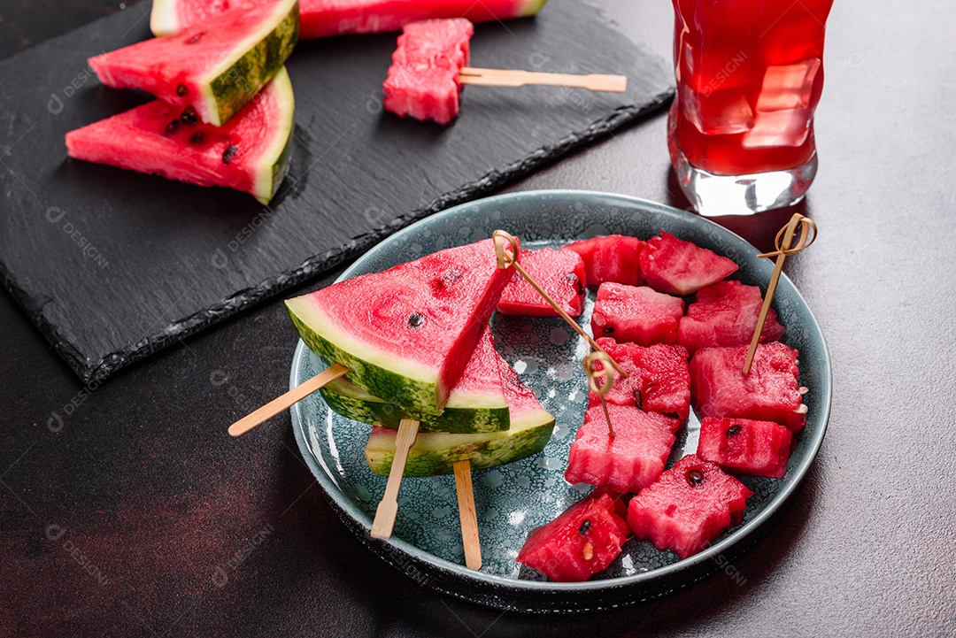 Melancia deliciosa fresca cortada com suco de hortelã e melancia. Colheita de melancia de verão