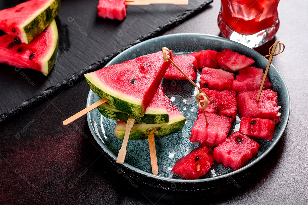 Melancia deliciosa fresca cortada com suco de hortelã e melancia. Colheita de melancia de verão